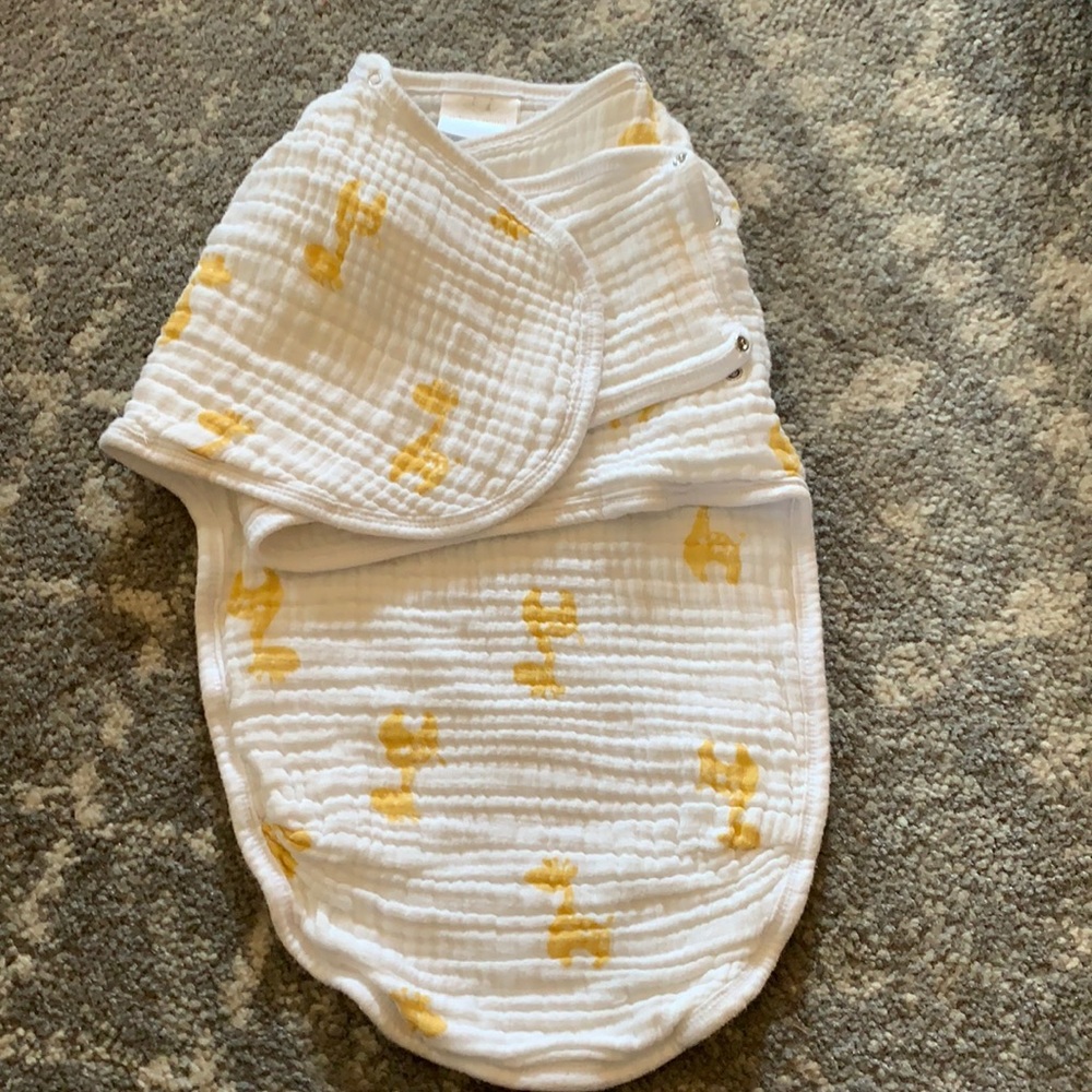Aden + Anais 0-3 swaddle small medium giraffe